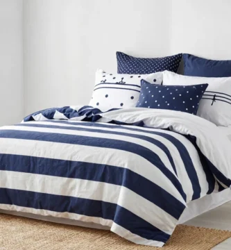 19 Navy and White Bedding Ideas for Classic Elegance