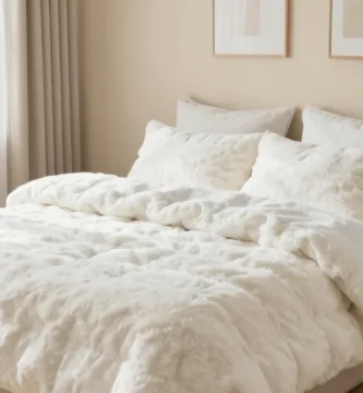 19 White Fluffy Bedding Ideas for Cozy Luxury Beds
